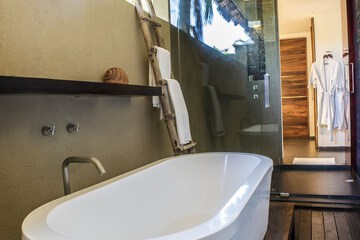 Deep soaking bathtub