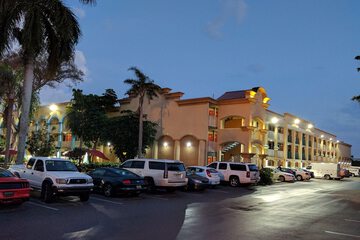 Red Carpet Inn Airport / Cruiseport
