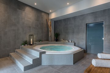 Indoor spa tub