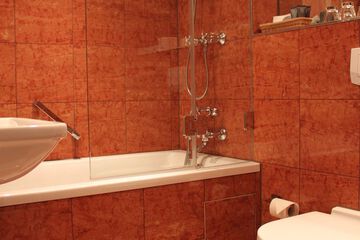 Deep soaking bathtub