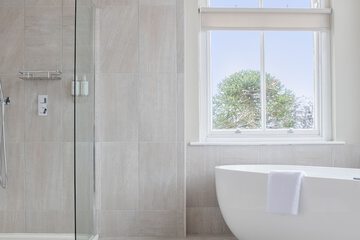 Deep soaking bathtub
