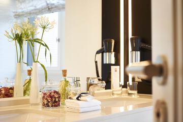Bathroom amenities