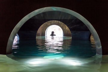 Indoor/outdoor pool