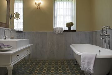 Deep soaking bathtub