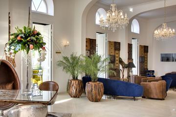 Lobby lounge