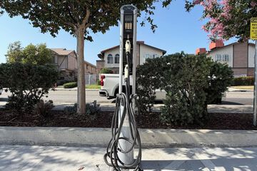 Electric vehicle charging station