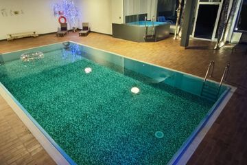 Indoor spa tub