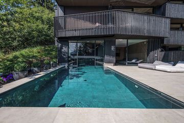 Indoor/outdoor pool