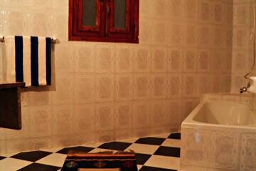 Deep soaking bathtub