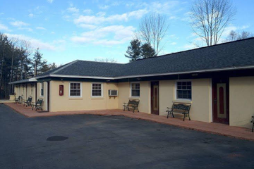 Crest Inn Suites & Cottages