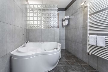Jetted tub