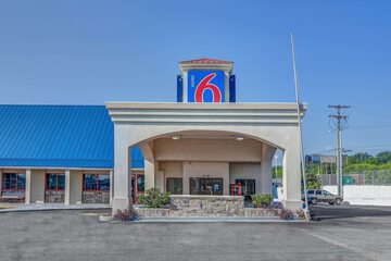 Motel 6 Calhoun GA