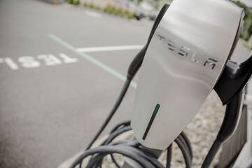 Electric vehicle charging station