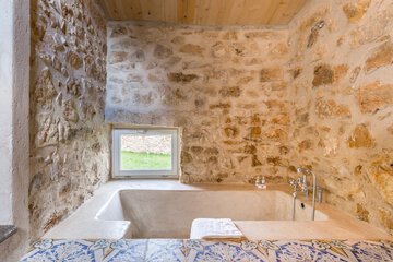 Deep soaking bathtub