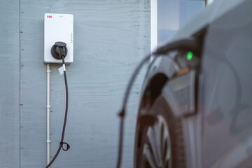 Electric vehicle charging station