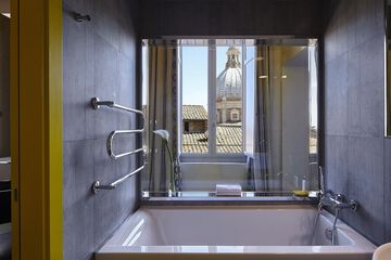 Deep soaking bathtub