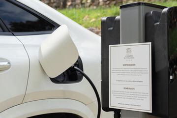 Electric vehicle charging station