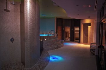 Indoor spa tub