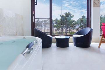 Private spa tub