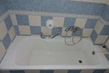 Deep soaking bathtub