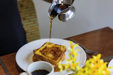 Electric vehicle charging station