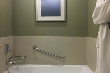 Deep soaking bathtub