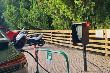 Electric vehicle charging station