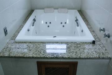 Jetted tub