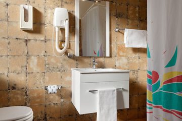 Bathroom sink
