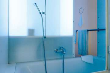 Deep soaking bathtub