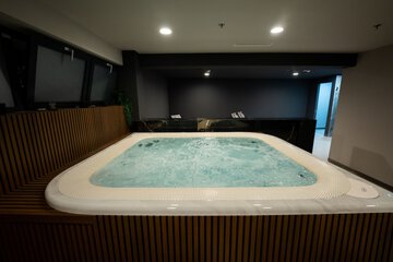 Indoor spa tub