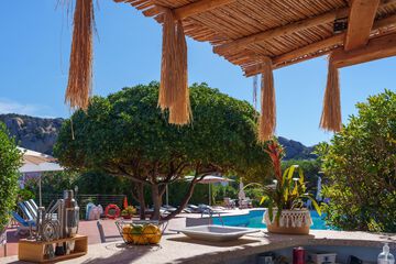 Poolside bar