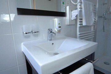 Bathroom sink