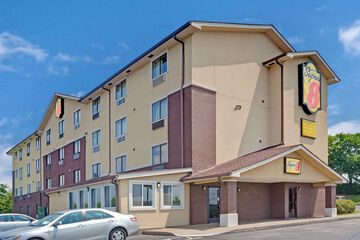 Super 8 by Wyndham Nashville / Dntn/ Opryland Area