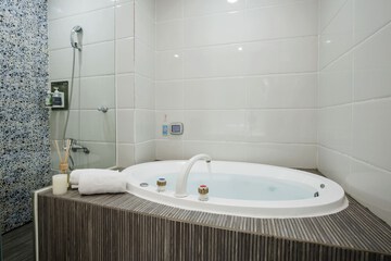 Jetted tub