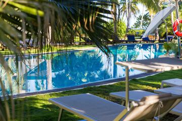 Poolside bar