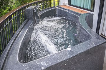 Jetted tub