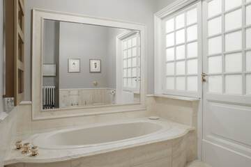 Deep soaking bathtub