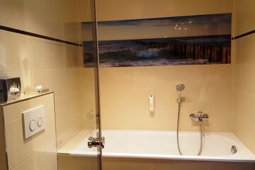 Deep soaking bathtub