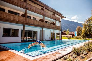 Exercise/lap pool