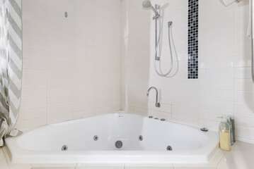 Jetted tub
