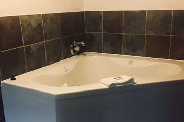 Jetted tub