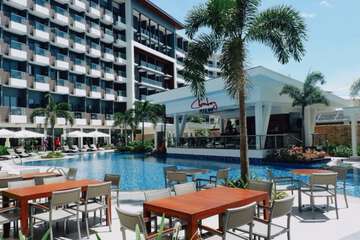 Poolside bar