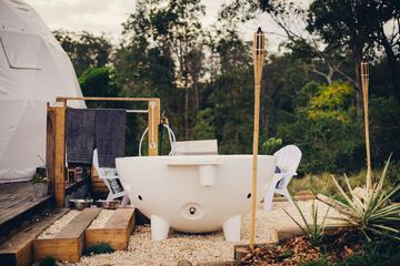 Outdoor spa tub