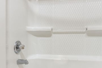 Deep soaking bathtub