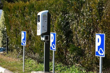 Electric vehicle charging station