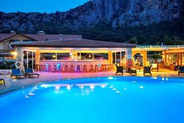 Poolside bar