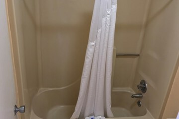 Deep soaking bathtub