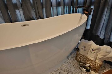 Deep soaking bathtub