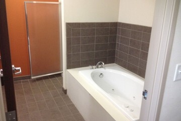 Deep soaking bathtub